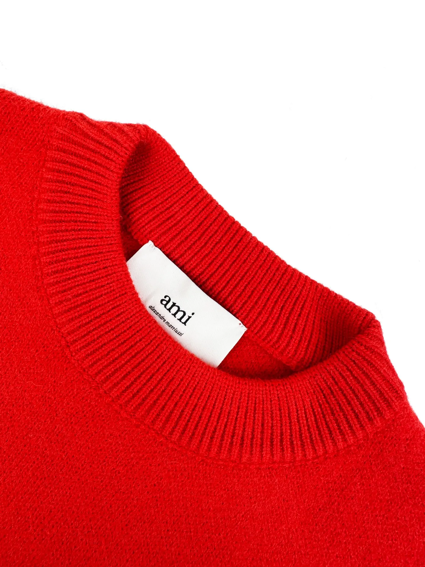 Ami Paris love jacquard crew neck sweater, custom-woven and dyed luxurious merino wool, soft and delicate, comfortable and close to the skin, with flaming cinnabar red as the base, a warm spectrum kissed by the sun. A contrasting love heart jumps on the chest, quietly exuding its own charming halo. The brand is highly recognizable. The elegance and casualness of French fashion is the ultimate simplification of color, and it also conveys the love and persistence of life. Meet the ultimate simplicity. The well-deserved king of Versatile. Process 1: Jacquard tissue imported from Germany. Precisely control the arrangement and interweaving of yarns. Carefully interweave the Ami love jacquard artistic pattern on the loom. The fabric is more vivid and three-dimensional. Process 2: Softening and deodorizing process of garment washing water. Deeply clean and deodorize the clothes through professional washing equipment and specific detergents. Improve the feel and appearance of the clothes. Accessories: Customized 1:1 Ami trademark. Version: Loose version. Size: S M L XL Style number: 25374